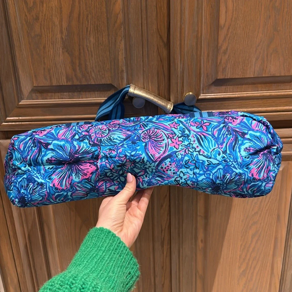MOVING SALE: Lilly Pulitzer Blue and Pink Cooler Bag - Picture 9 of 13